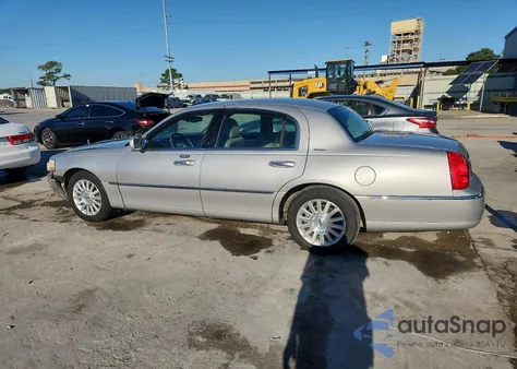 2003 Lincoln Town Car Signature from USA, damaged, VIN 1LNHM82W13Y675400